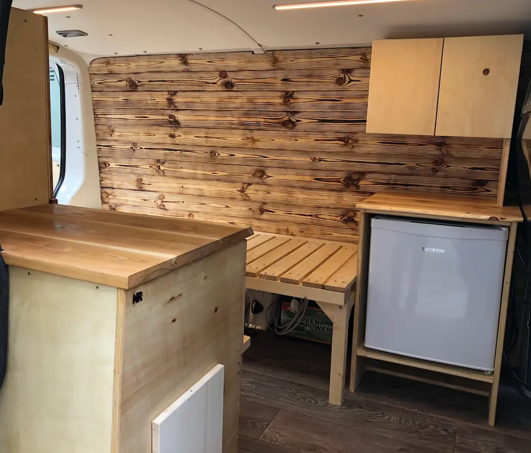 Furgone camperizzato con interni in legno
