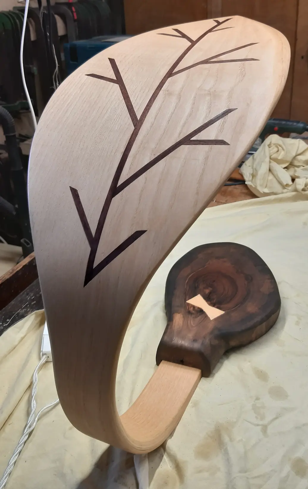 Lampada a forma di serpente in legno artigianale